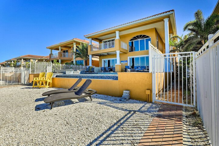 Apollo Beach House w / Private Pool + Hot Tub