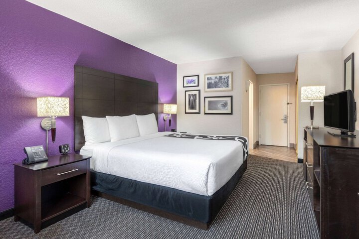 La Quinta Inn & Suites by Wyndham Clifton / Rutherford