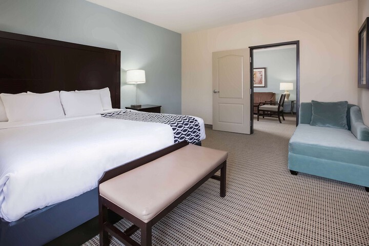 La Quinta Inn & Suites by Wyndham DFW Airport West - Euless