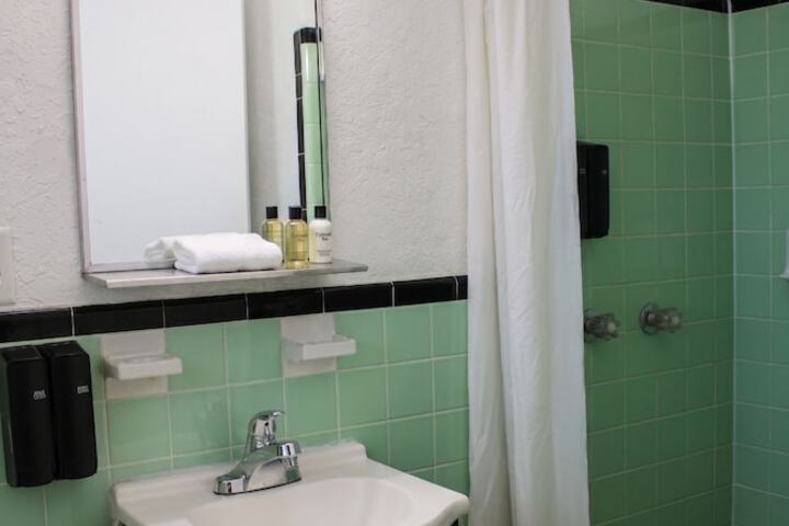 Colonial Inn Motel