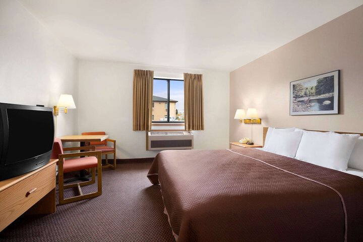 Room 7 of 18