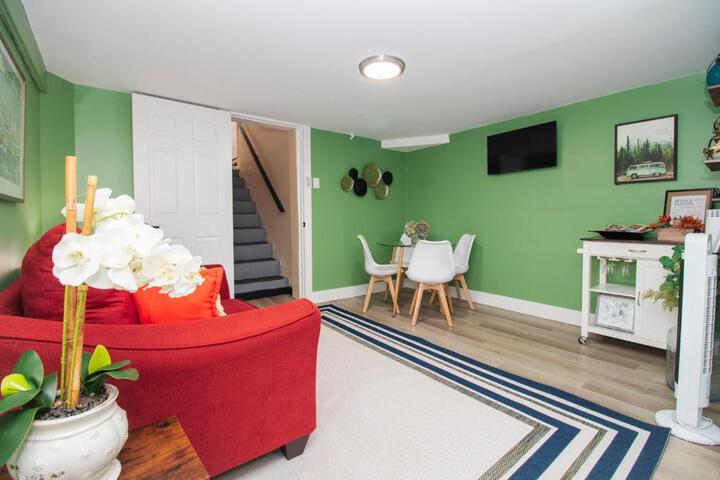 Exceptional & Central Garden Suite, Top Amenities & Care!