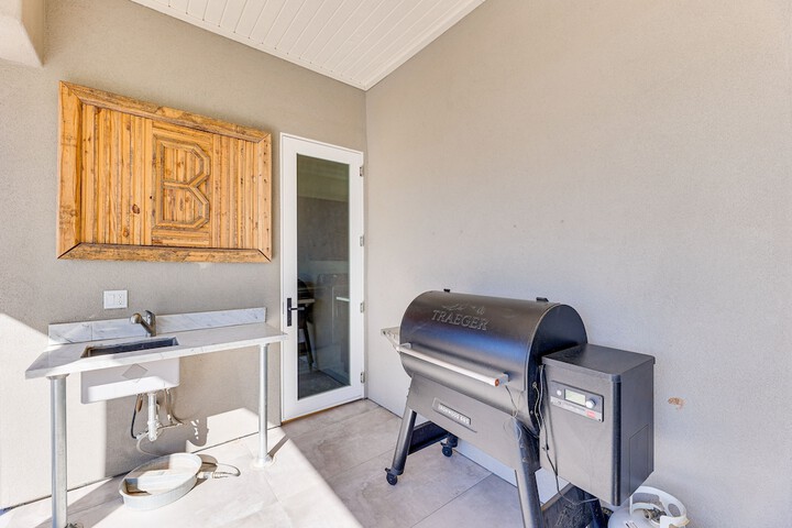 Spacious Queen Creek Home w / Hot Tub & Pool!