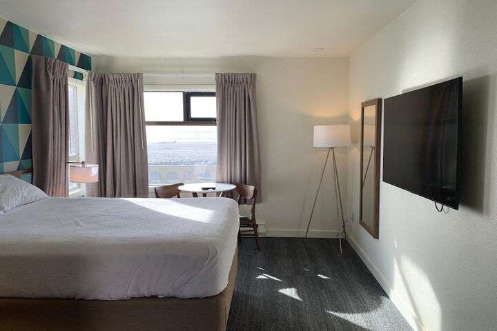 Room 8 of 33