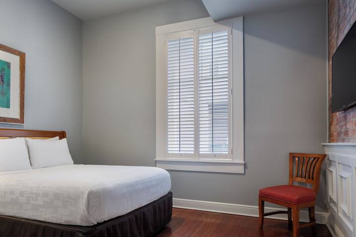 Room 11 of 28