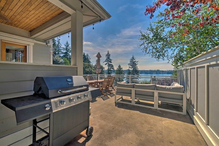 Spacious Lake Stevens Home w / Fire Pit Patio
