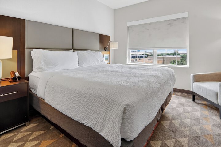Holiday Inn & Suites Dallas-Addison by IHG