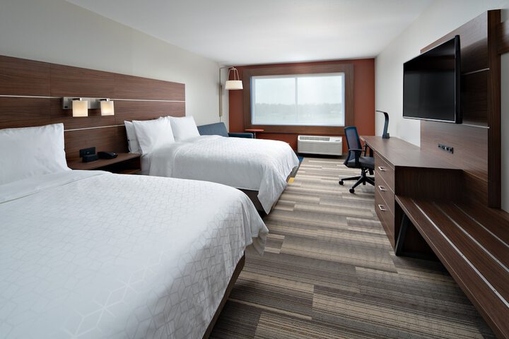 Holiday Inn Express & Suites Elkhorn - Lake Geneva Area by IHG