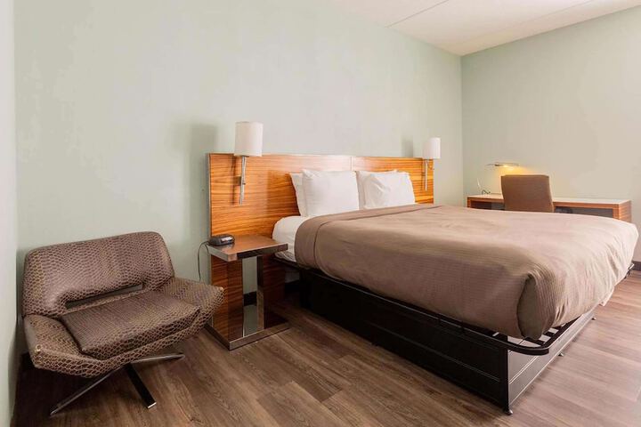 Room 4 of 8