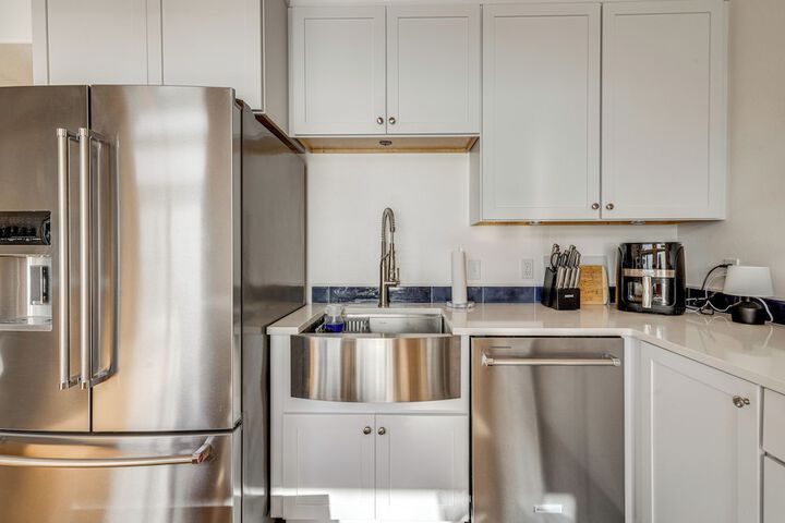 Oceanside Escape w / Stunning Views: Walk to Beach!