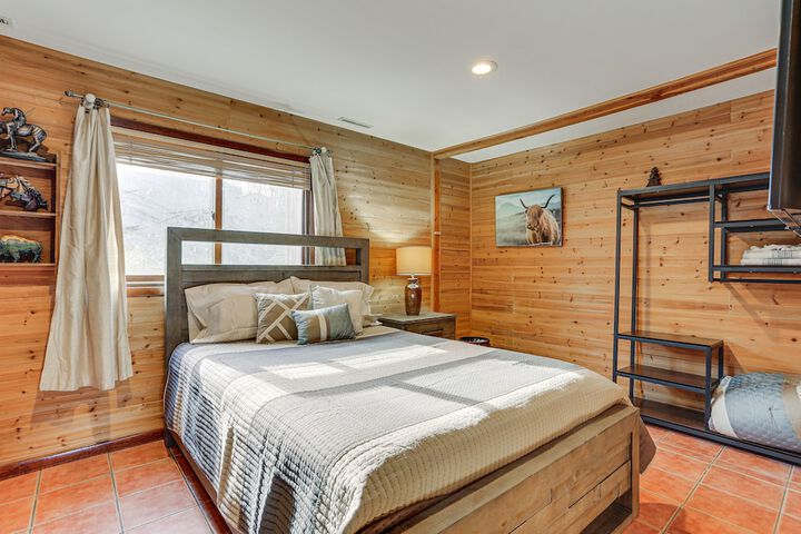 Vernon Township Condo w / Balcony Near Ski Lifts!