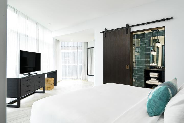 Room 30 of 46