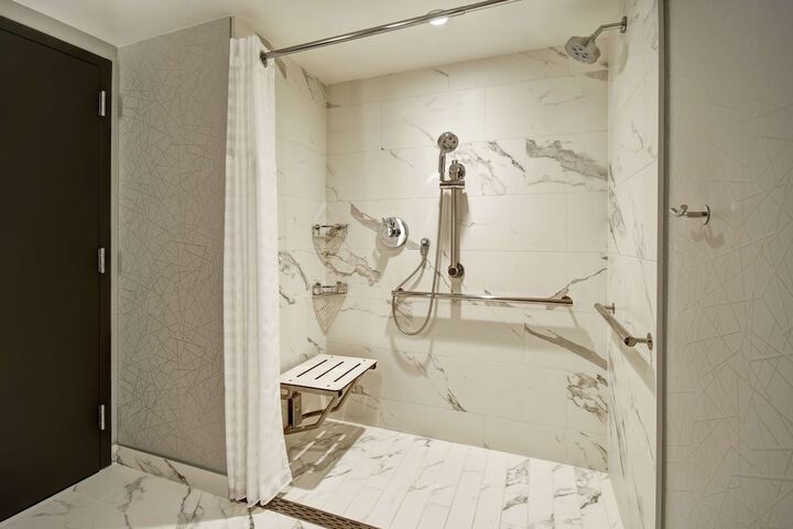 Room 32 of 103
