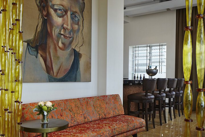 Lounge 23 of 32