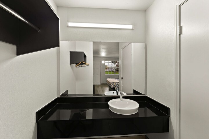 Room 26 of 40