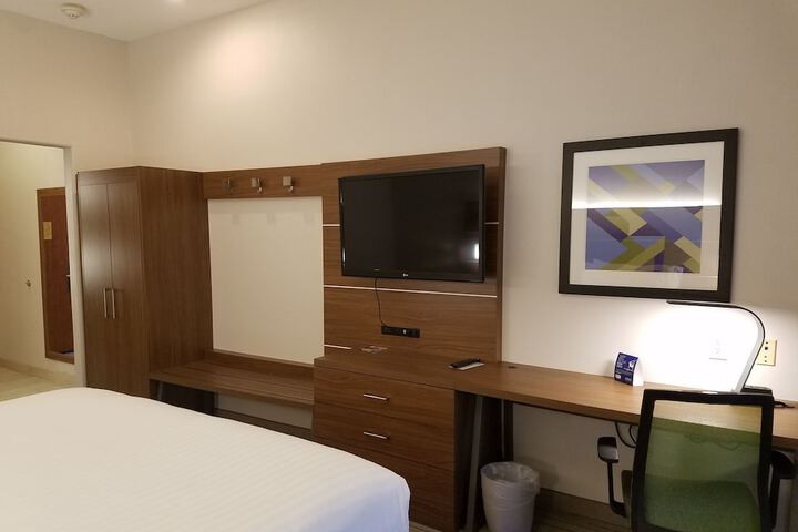 Room 8 of 33