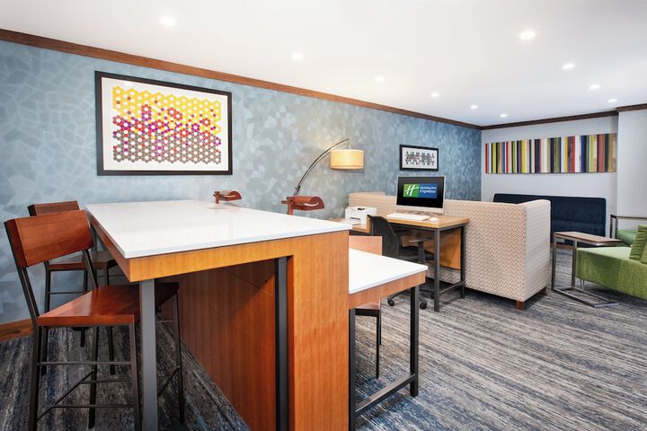 Holiday Inn Express & Suites Buffalo by IHG