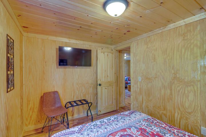 Peaceful Beattyville Cabin Near Red River Gorge!