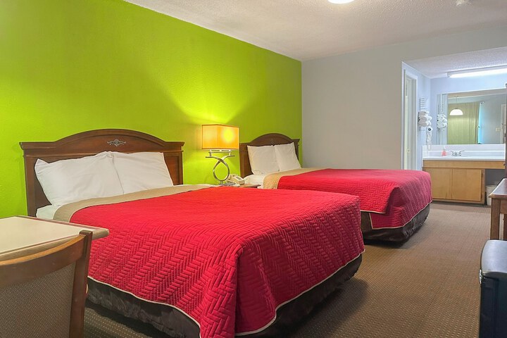 OYO Hickory House Inn