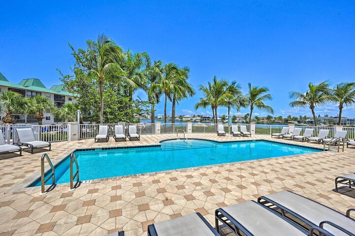 Naples Escape in Regatta w / Resort Amenities!
