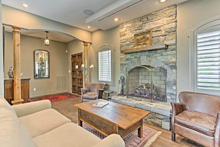 Enchanting Tryon Home w / Hot Tub 14 Mi to Tiec!