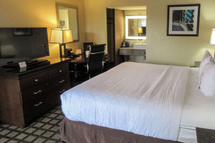 Room 33 of 48