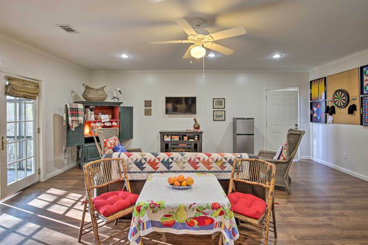 Cozy & Quiet Studio w / Porch Near Scenic Railway!