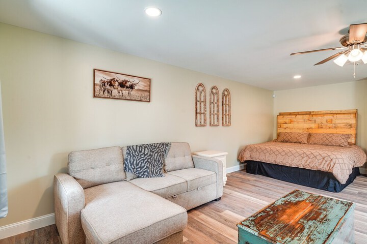 Studio Stay w / Deck in Missouri Wine Country