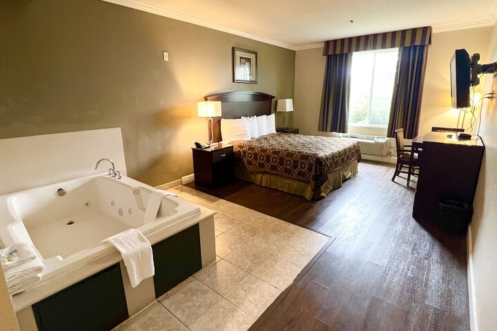 Harbor Inn & Suites