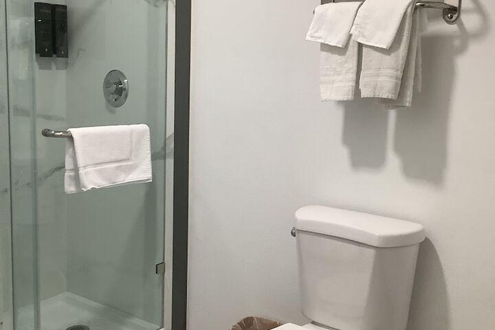Room 28 of 103