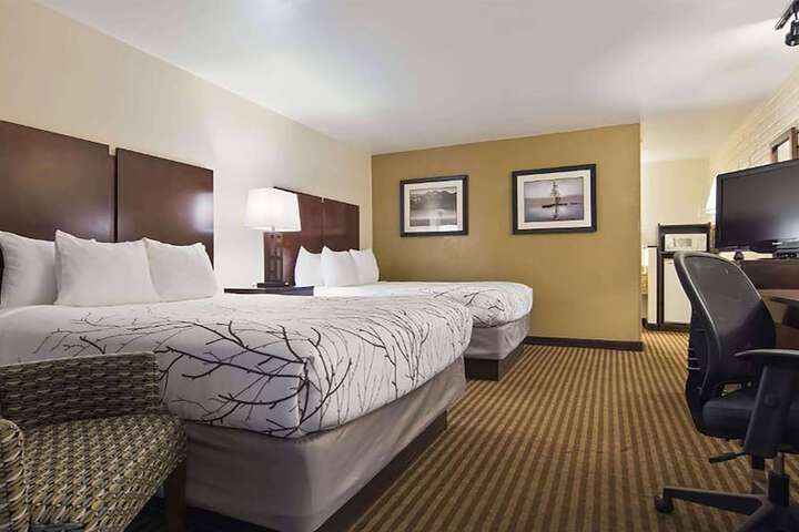 Room 4 of 9