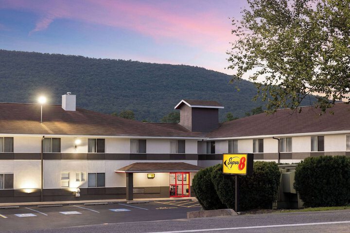 Super 8 by Wyndham Burnham / Lewistown