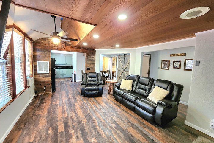 Miners Suite in Shaver Lake