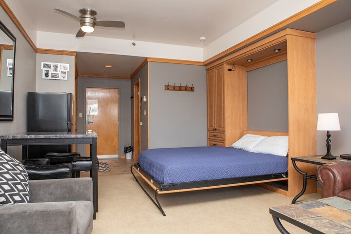2759 Slopeside 1 Bedroom Condo by RedAwning