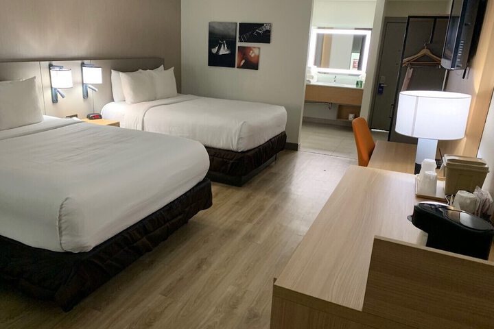 Room 32 of 46
