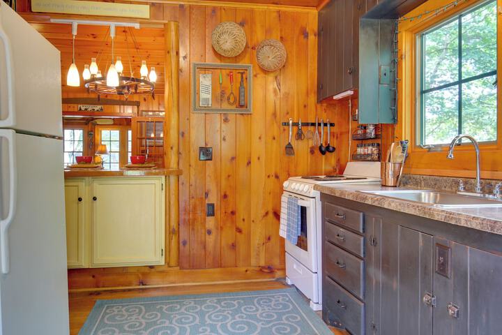 Lakefront Cabin w / Private Dock & Fire Pit!