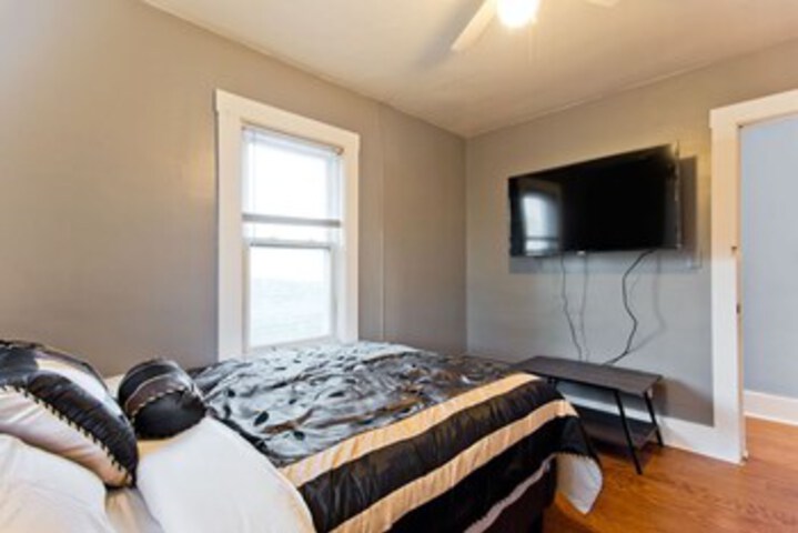 Amazing 5 Bedroom Downtown Ferndale House