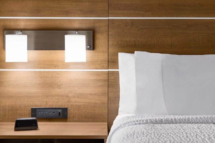 Holiday Inn Express & Suites Akron Regional Airport Area by IHG