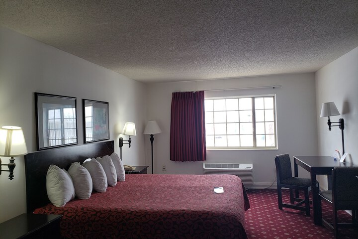Days Inn by Wyndham Lake Village