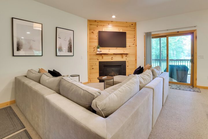 Modern Bellaire Condo: Pool Access Near Skiing!
