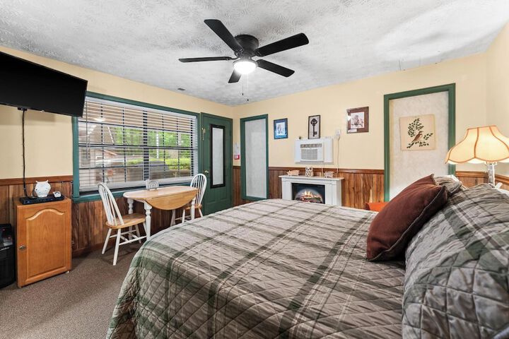 Room 33 of 100