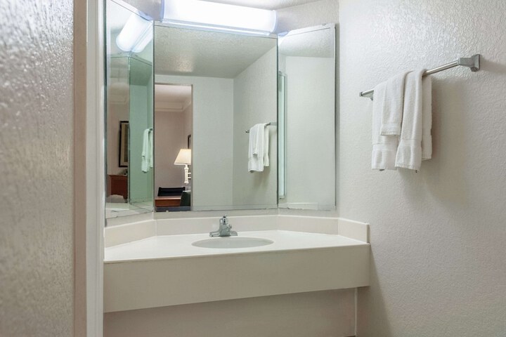 Room 15 of 25