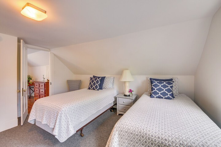 Rockland Home w / Deck 5 Mins to Historic Downtown!