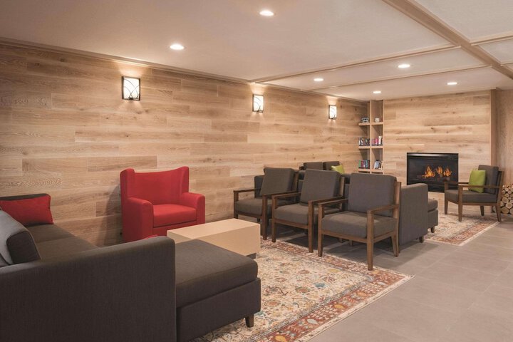 Country Inn & Suites by Radisson Pella, IA