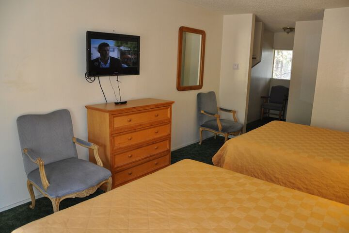 Cedar Inn & Suites