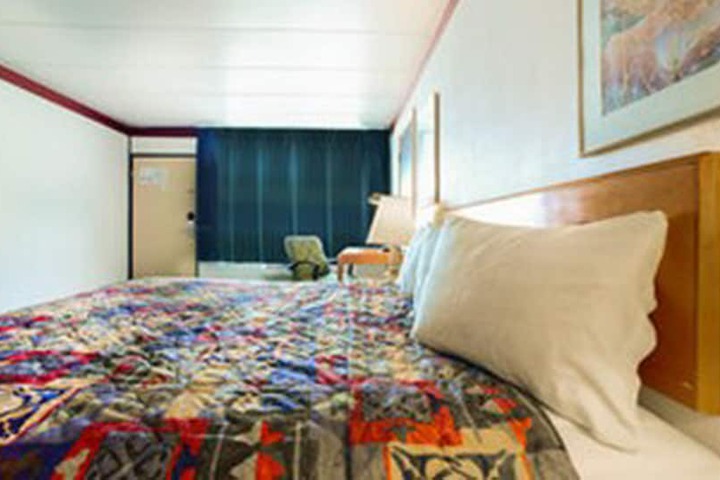 Room 10 of 24