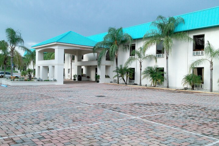 Lakeshore Resort and Marina