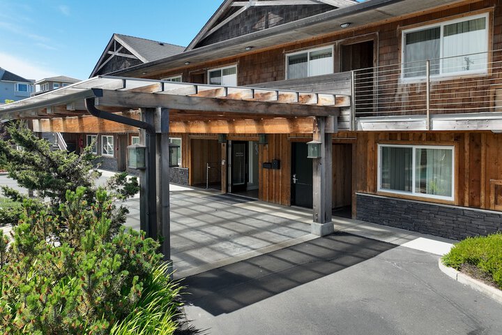 Pelican Shores Inn