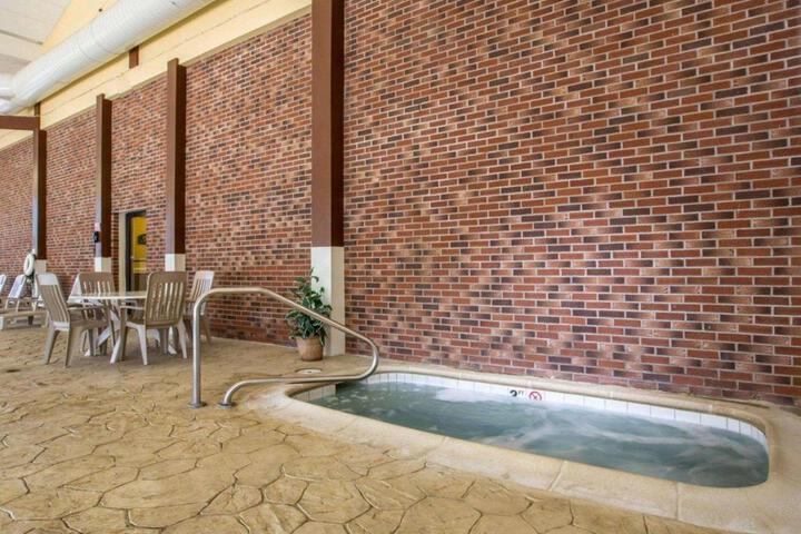 Clarion Inn & Suites at the Outlets of Lake George