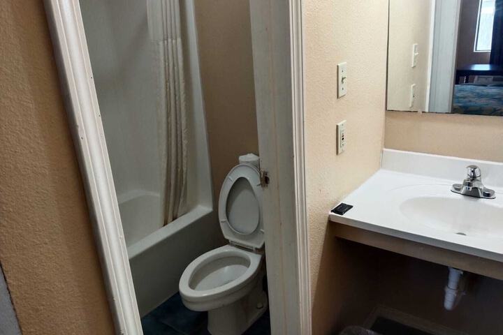 Room 4 of 18
